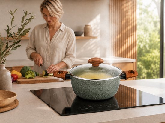 TVS Natura Kookpan Inductie Ø20 cm – Keramische Kookpan met Glazen Deksel – PFAS-vrij – 100% Gerecycled Aluminium – Stay-Cool Grepen – Made in Italy
